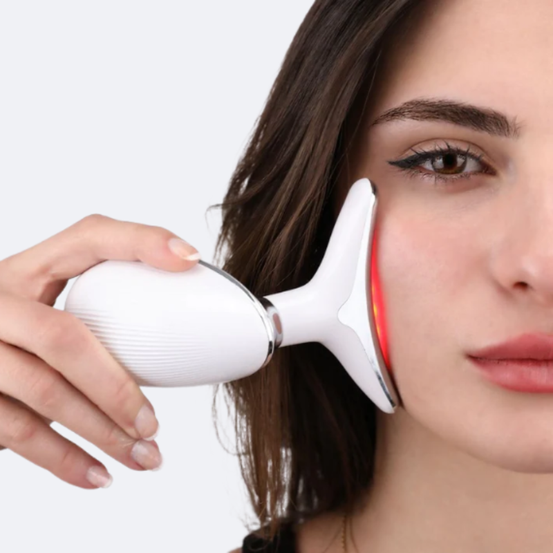 Femme utilisant un sculpteur de visage appareil anti-âge sur sa peau pour un effet raffermissant.