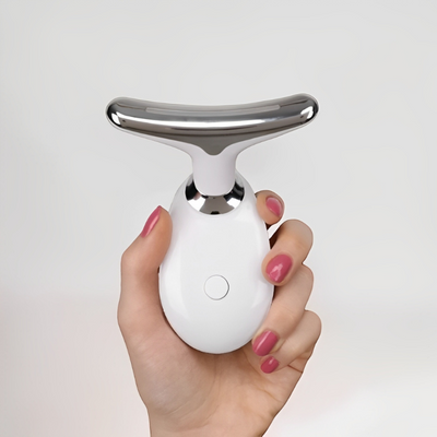 Femme utilisant un sculpteur de visage appareil anti-âge sur sa peau pour un effet raffermissant.