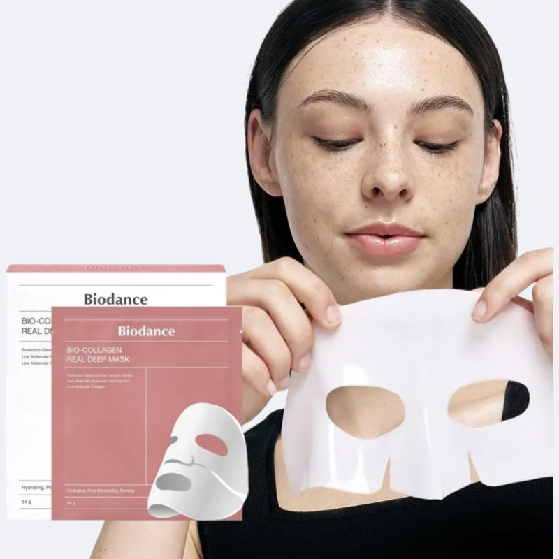 Masque Collagène Hydratant pour une Peau Ferme et Éclatante présenté avec un modèle appliquant un masque de beauté.