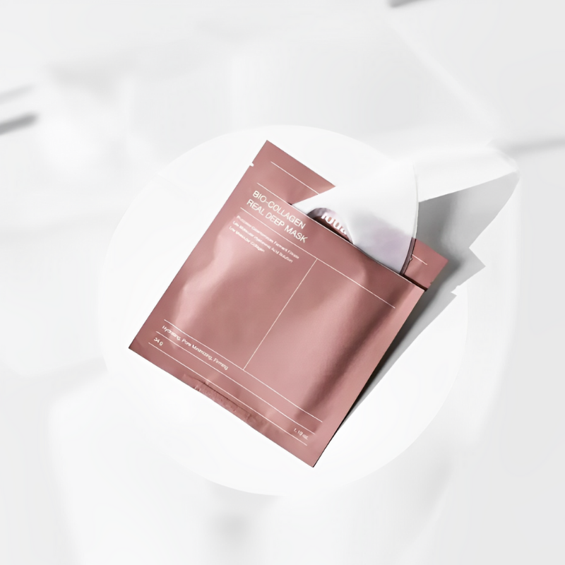  Masque Collagène Hydratant pour une Peau Ferme et Éclatante présenté avec un modèle appliquant un masque de beauté.