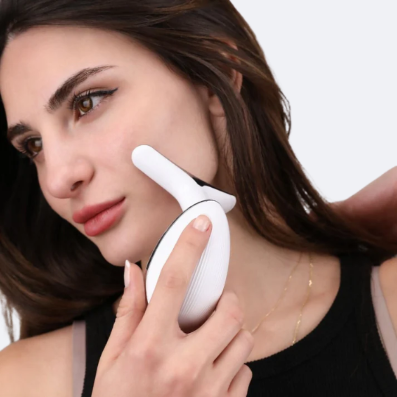 Femme utilisant un sculpteur de visage appareil anti-âge sur sa peau pour un effet raffermissant.
